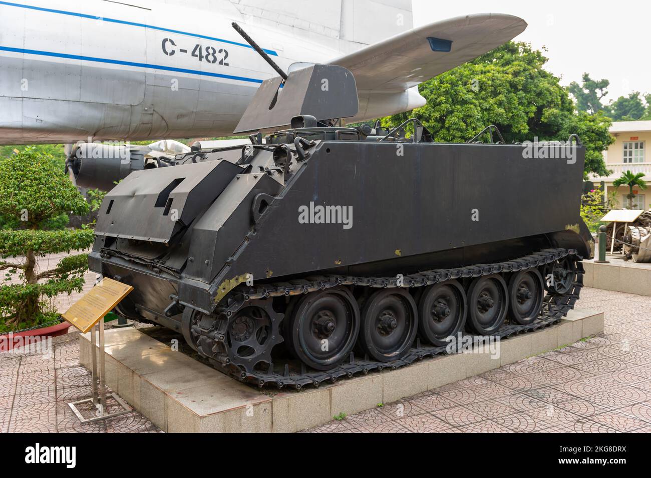 Ein bewaffneter M113-Mitarbeiter-Transporter der US-Armee aus dem Vietnamkrieg im Vietnam Military History Museum, Hanoi, Vietnam Stockfoto
