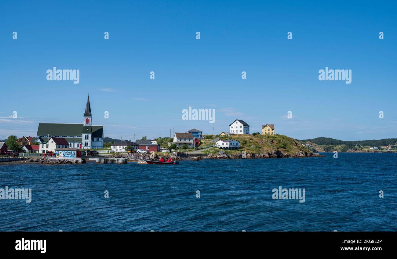 Kanada, Labrador, Neufundland, Trinity, Meeresküste mit Trinity Kirche Stockfoto