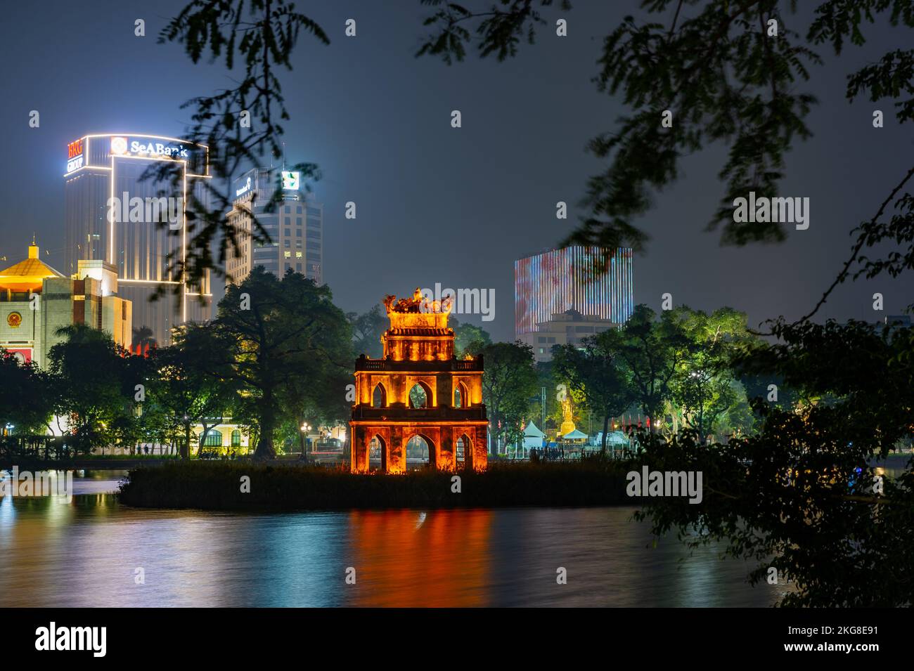 Der beleuchtete Schildkrötenturm am Hoàn Kiếm-See, Hanoi, Vietnam Stockfoto