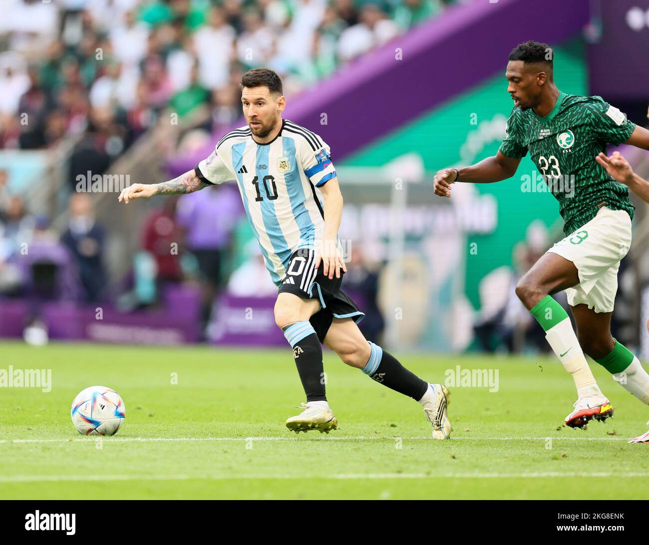 Lusail, Katar. 22.. November 2022. Lionel Messi (L) aus Argentinien kontrolliert den Ball während des Spiels der Gruppe C zwischen Argentinien und Saudi-Arabien bei der FIFA-Weltmeisterschaft 2022 im Lusail-Stadion in Lusail, Katar, am 22. November 2022. Quelle: Lan Hongguang/Xinhua/Alamy Live News Stockfoto