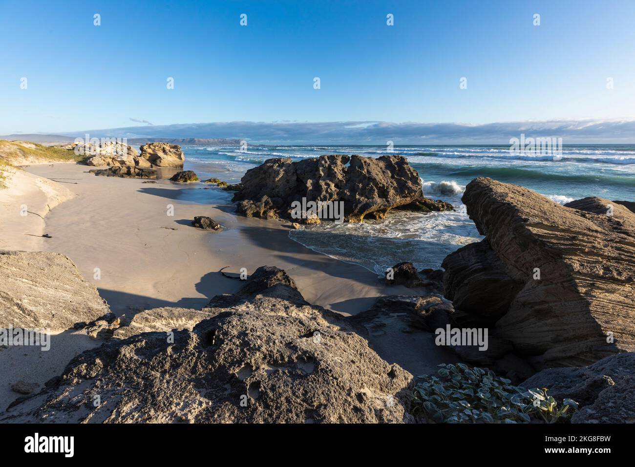 Südafrika, Hermanus, Wellen stürzen auf Felsformationen am Strand Stockfoto
