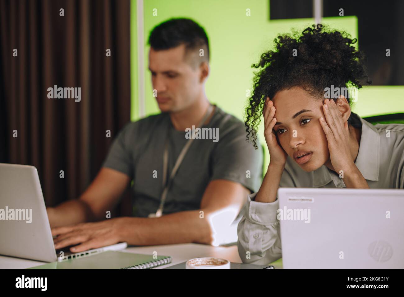 Weibliche Mitarbeiterin mit Schmerzen in den Tempeln Stockfoto