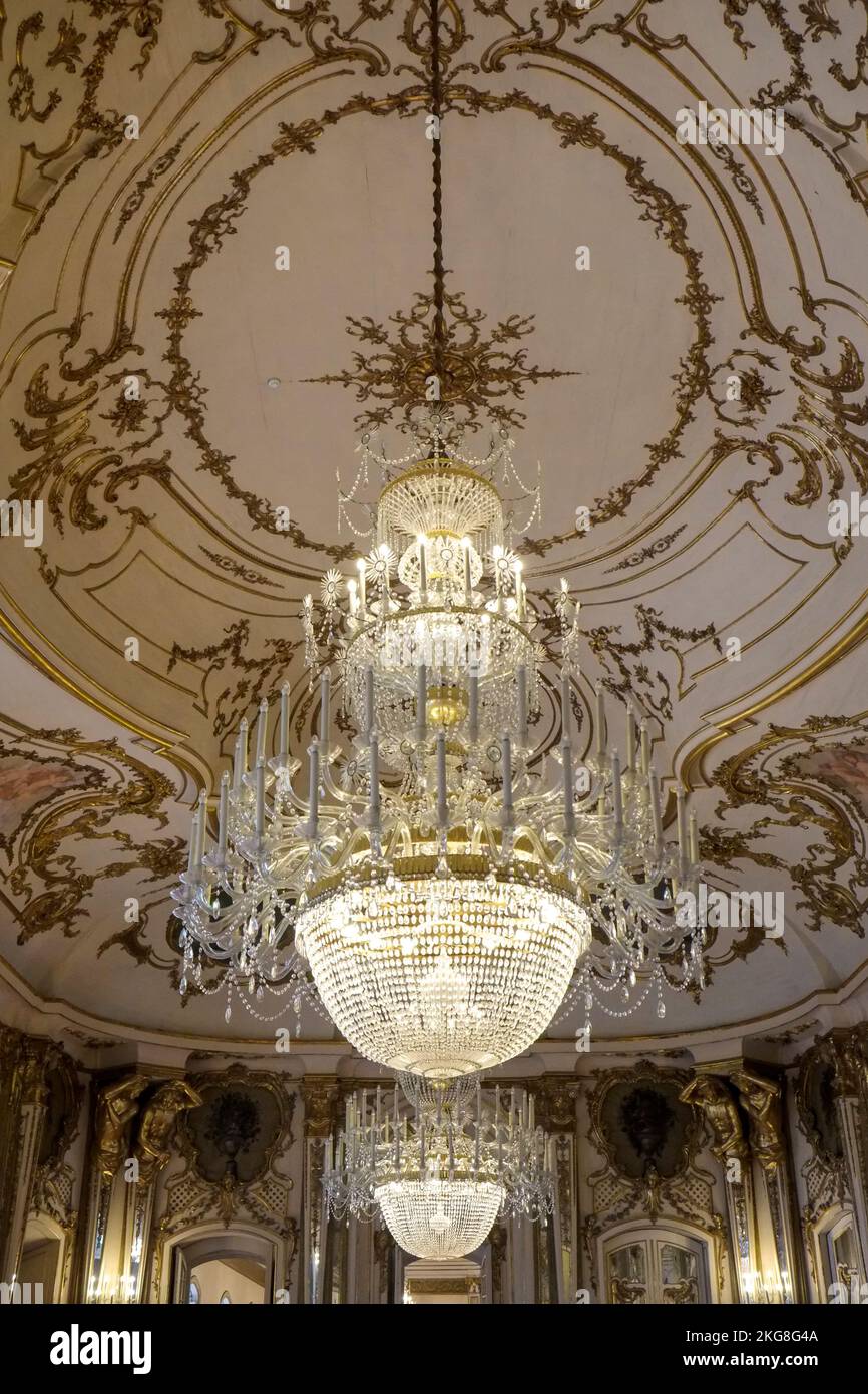 Portugal, Lissabon, niedriger Blickwinkel auf kunstvoll verzierten Kronleuchter Stockfoto