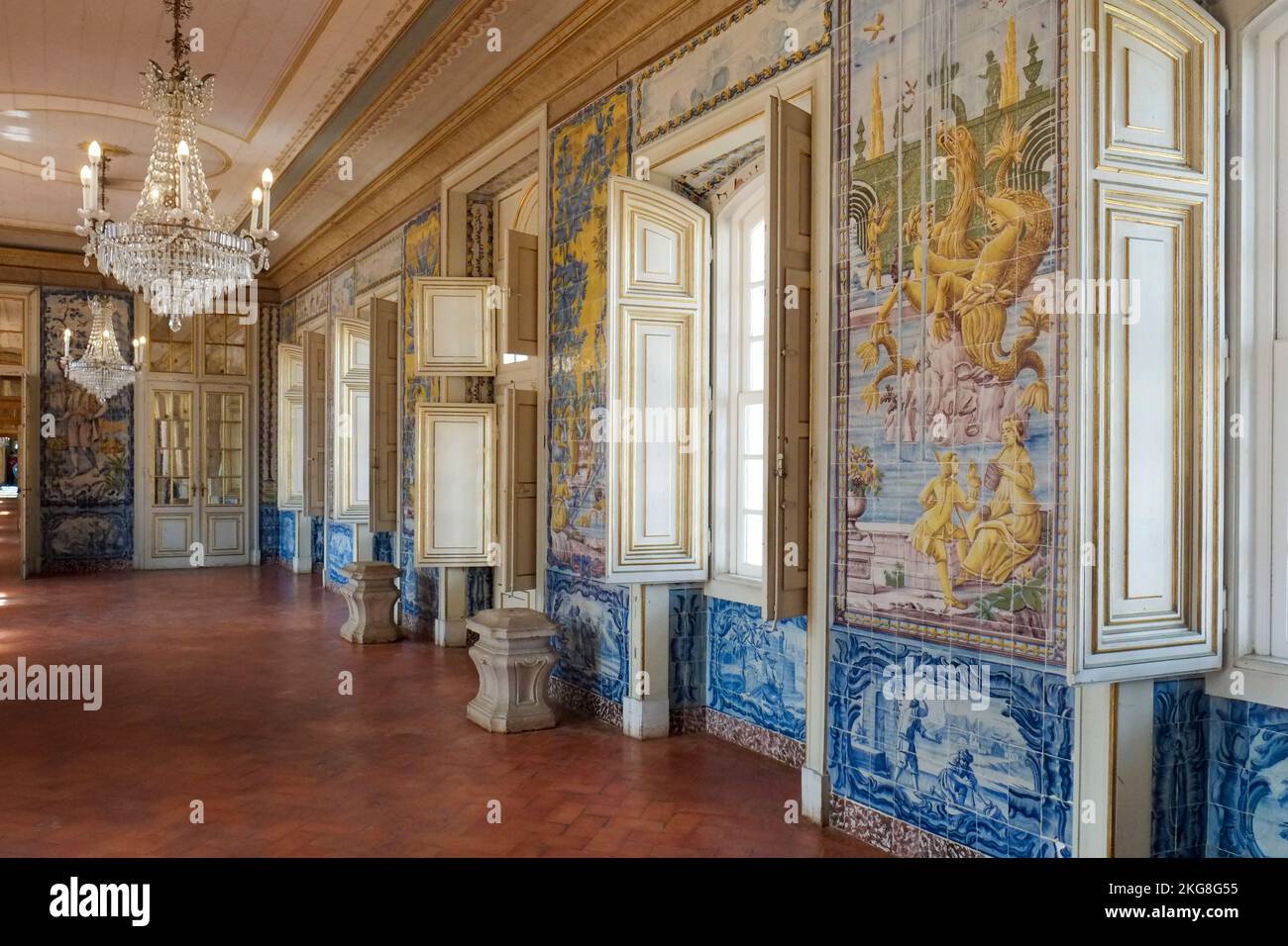 Portugal, Lissabon, portugiesische Fliesen, die die verschiedenen Kulturen der portugiesischen Kolonien im Königspalast darstellen Stockfoto