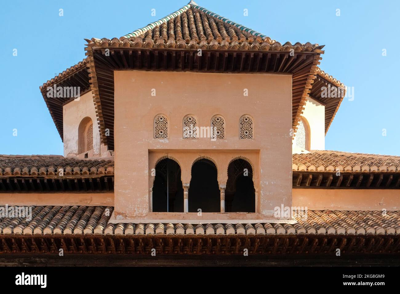 Spanien, Granada, Bogenfenster und Fliesendach der Alhambra Stockfoto