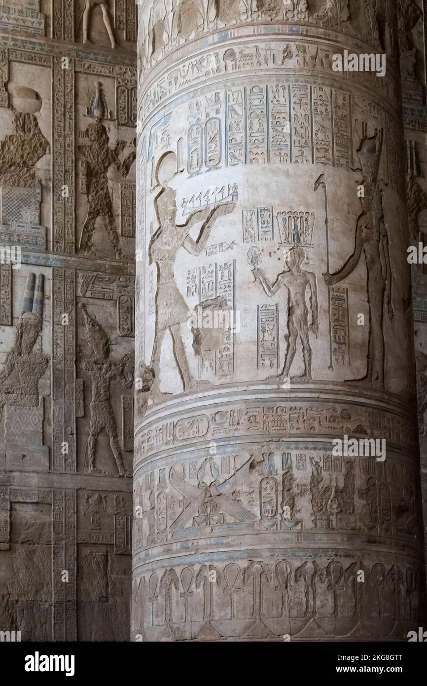 Ägypten, Esna, Hieroglyphen in Säulen im Tempel von Dendarah Stockfoto