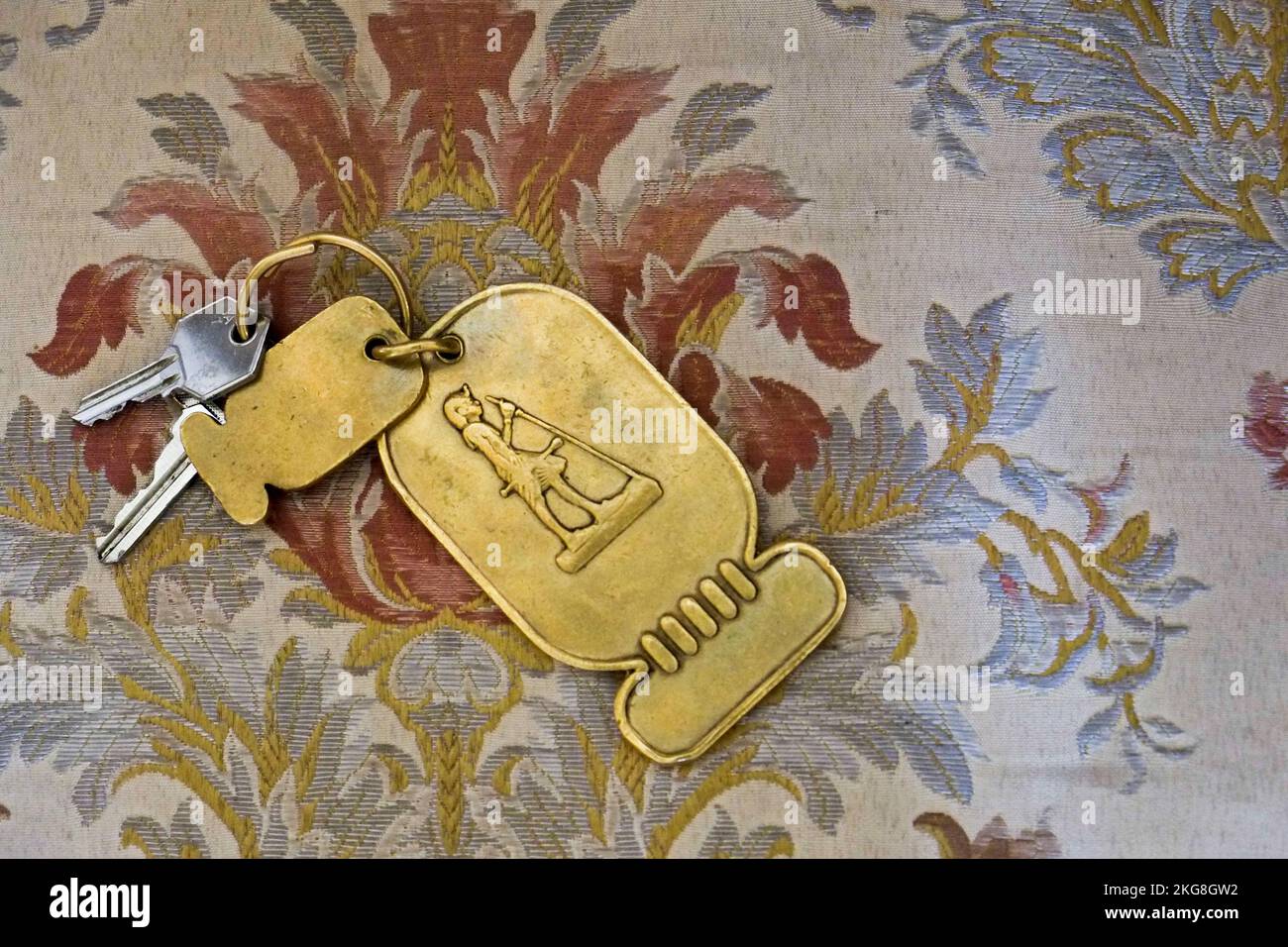 Ägypten, Luxor, Hotelzimmerschlüssel mit goldenem Anhänger Stockfoto