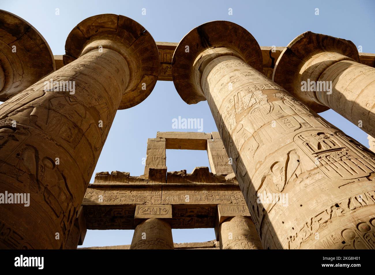 Ägypten, Luxor, Flachblick von Säulen im Tempel von Karnak Stockfoto