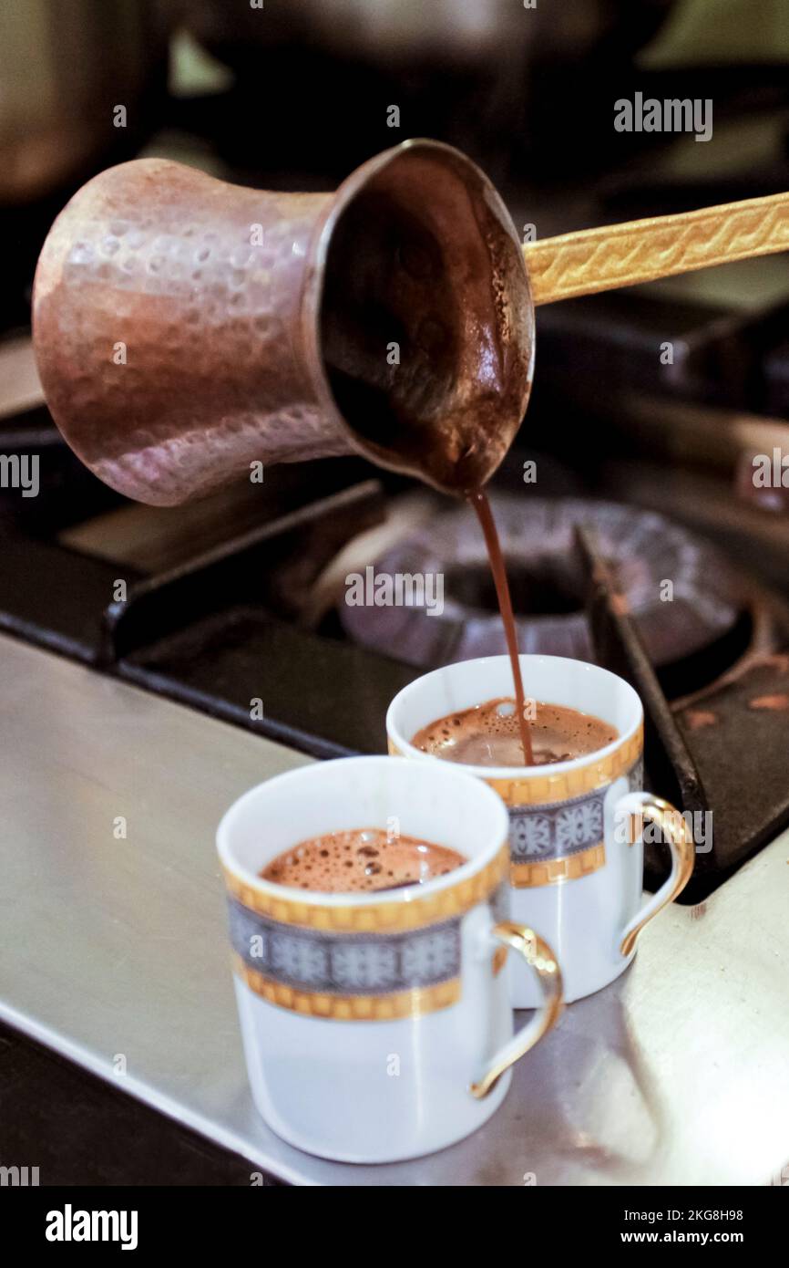Istanbul, Türkei. Vorbereitung der traditionellen türkischen Kaffee. Stockfoto