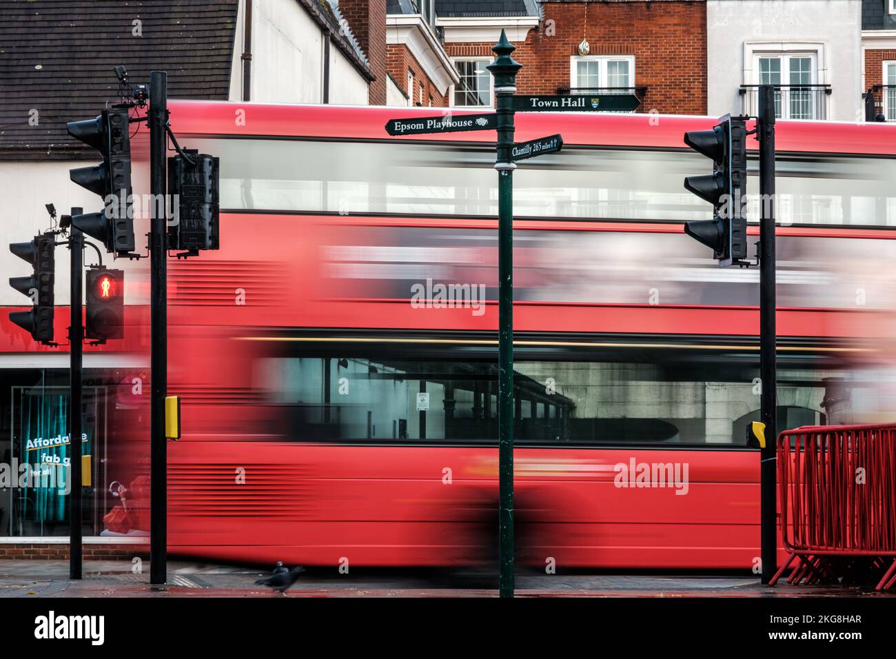 Epsom, Surrey, London UK, November 20 2022, Surrealistic Image of A Public Transport Bus Passing Traffic Ampel on A Main Road with Blurred Motion Ind Stockfoto