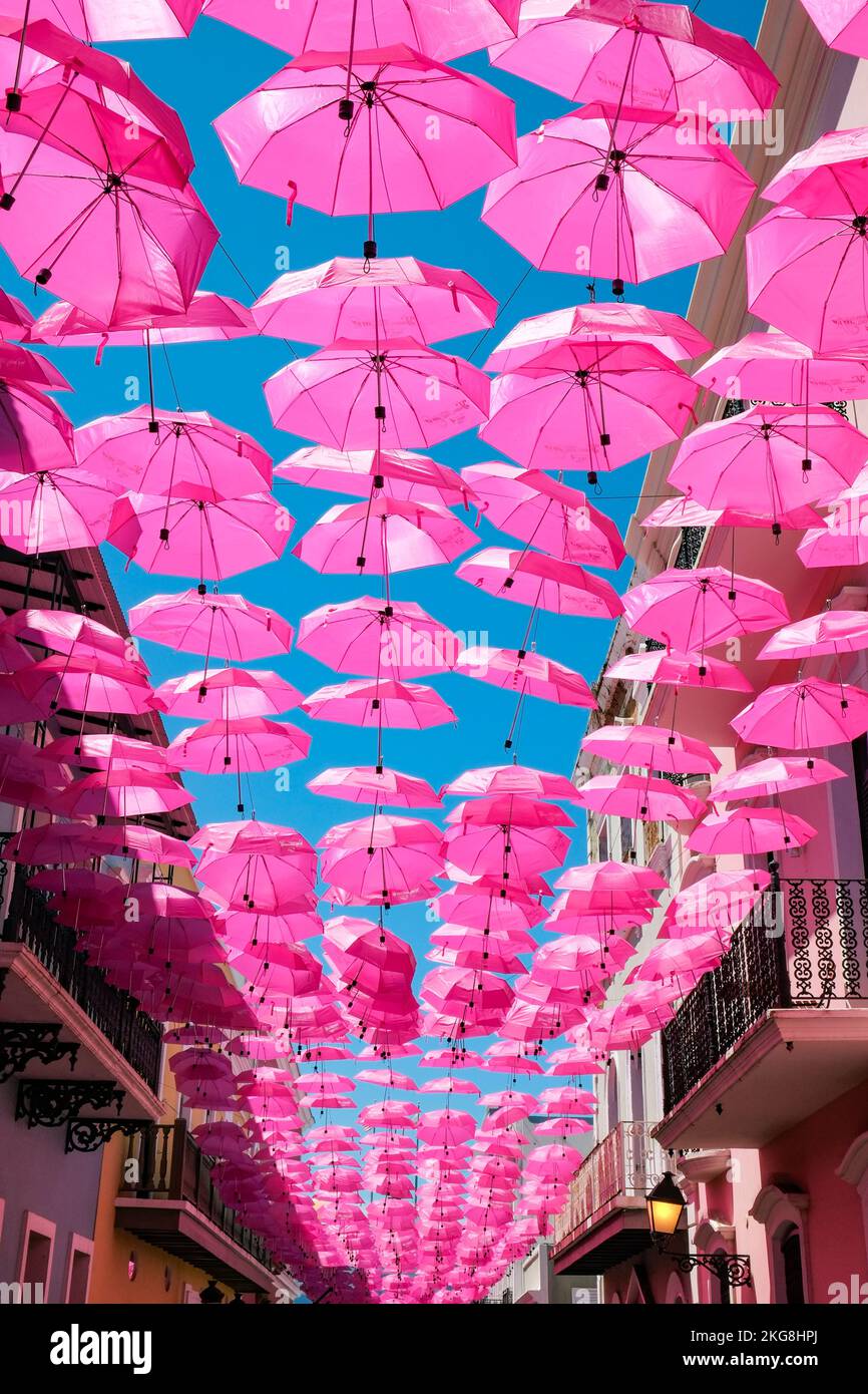 San Juan Puerto Rico, rosafarbene Sonnenschirme über der Straße Stockfoto