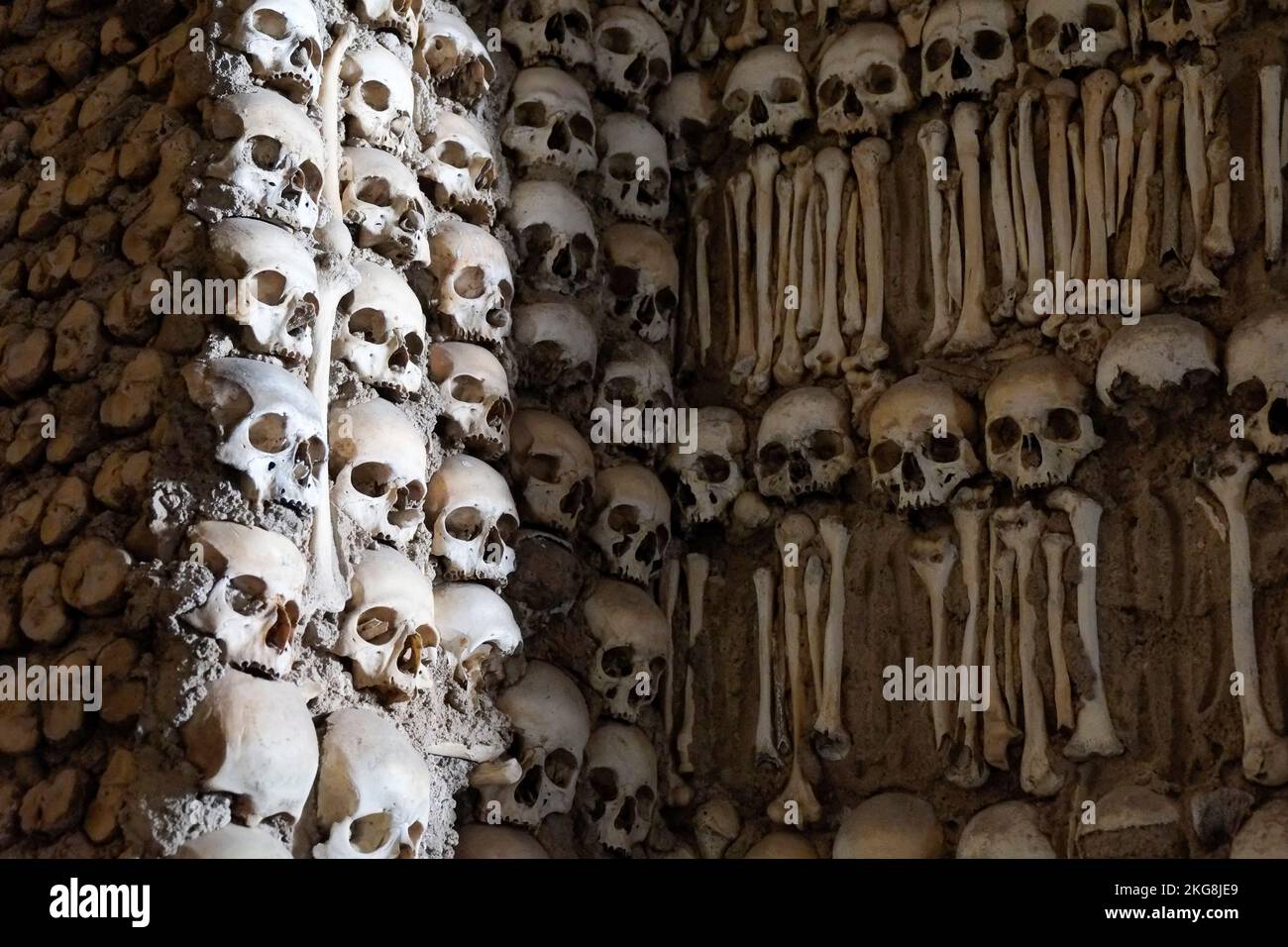 Evora, Portugal. Europa Capelo do Ossos - Kapelle der Knochen. Gotische Kirche aus dem 17.. Jahrhundert. Das Innere ist mit über 5000 Knochen/Schädeln dekoriert. Stockfoto