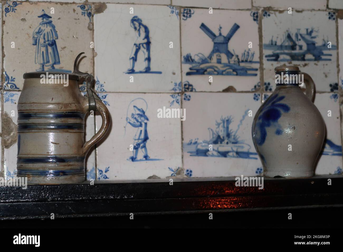 Amsterdam, niederlande. November 2022. Alte delft-blaue Fliesen und antike Gläser. Hochwertiges Foto Stockfoto