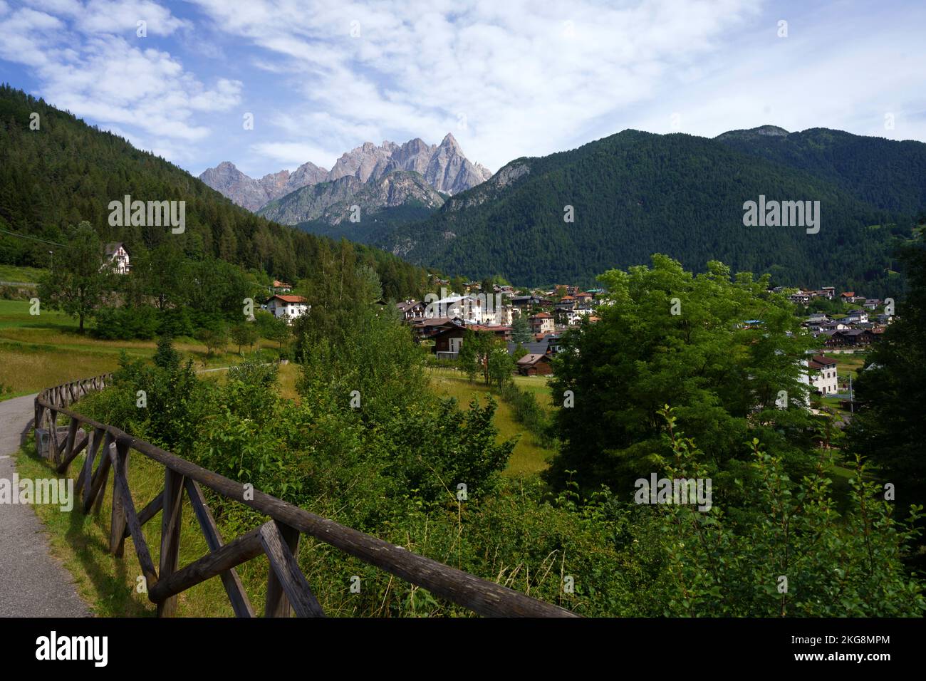 Berglandschaft in Pieve di Cadore, Provinz Belluno, Veneto, Italien, im Sommer Stockfoto