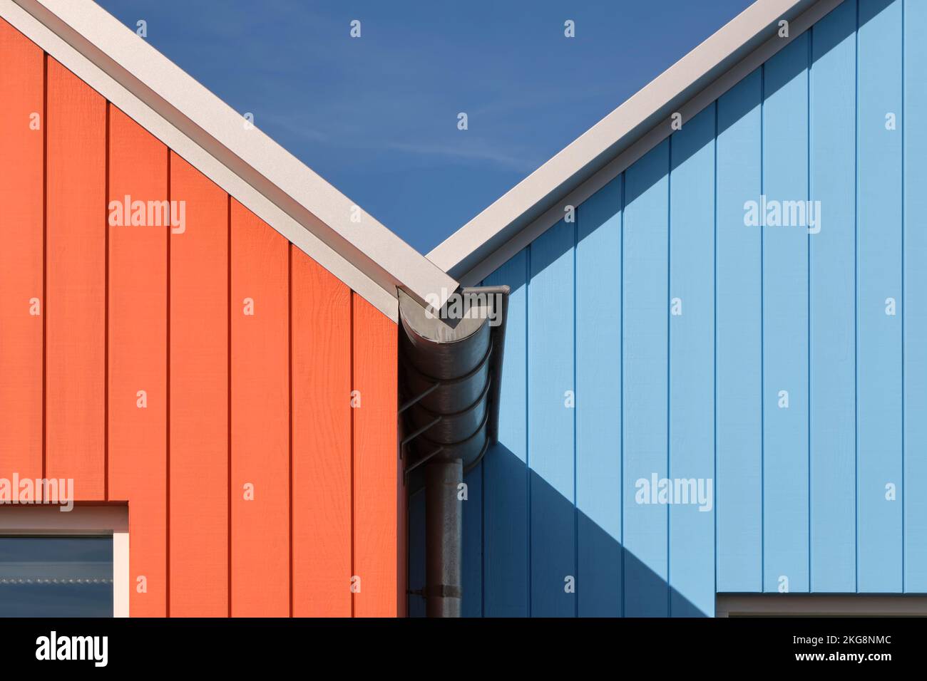 Detailfoto des bemalten Holzes einiger skandinavischer Gebäude in Lauwersoog, Niederlande. Abstraktes geometrisches Bild in Orange und Blau Stockfoto