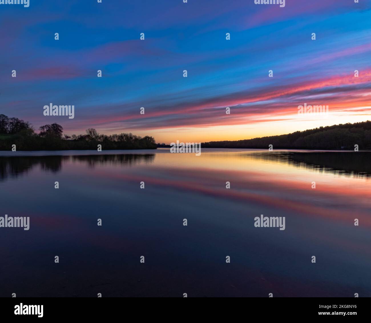 Ein Sonnenaufgang am Staunton Harold Reservoir an der Grenze zu Derbyshire Leicester in großbritannien, als die Blue Hour zur Golden Hour wurde. Stockfoto