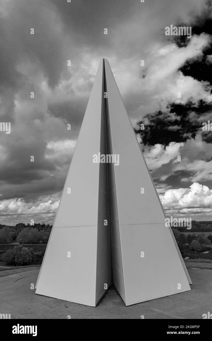 Helle Pyramide im Campbell Park in Milton Keynes, Buckinghamshire, Großbritannien im September mit stürmischem bewölktem Himmel, schwarz-weiß monochromatischem Schwarzweiß-Schwarzweiß-Schwarzweiß-Schwarzweiß-Schwarzweißdruck Stockfoto