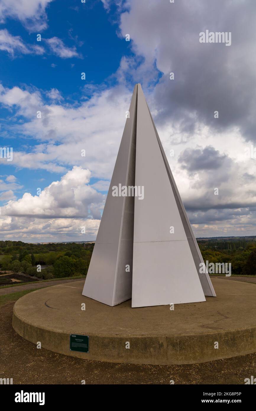 Helle Pyramide im Campbell Park in Milton Keynes, Buckinghamshire, Großbritannien im September mit dunklem, trüben, launischen Himmel und blauem Himmel Stockfoto