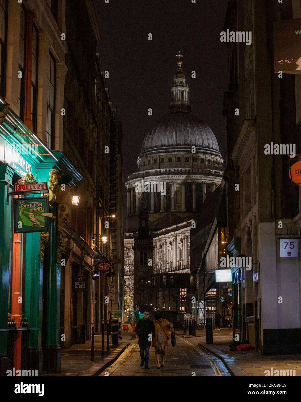Blick auf St Paul's Cathedral, London, England bei Nacht Stockfoto
