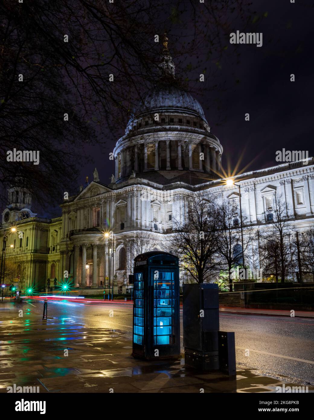 Blick auf St Paul's Cathedral, London, England bei Nacht Stockfoto