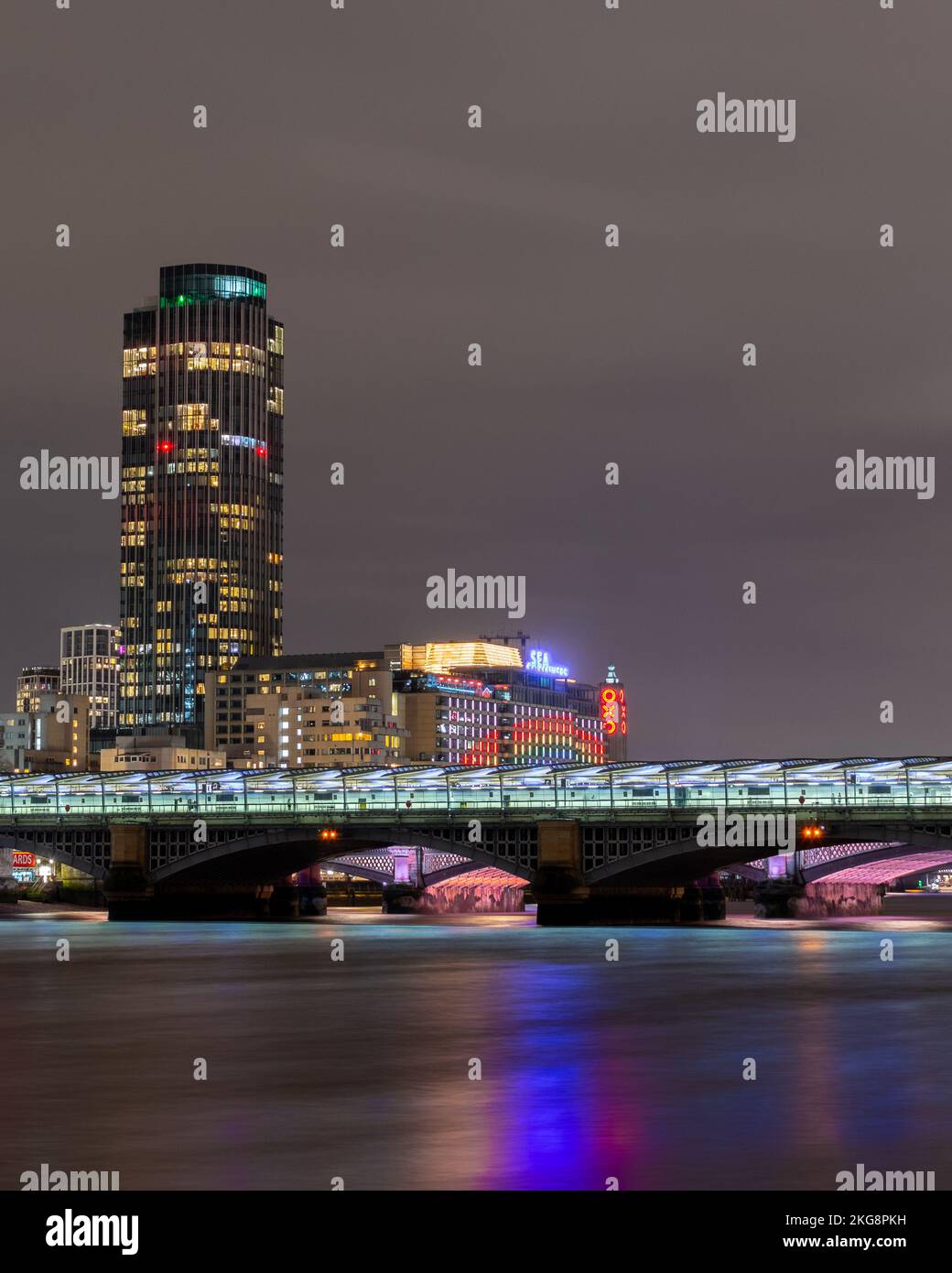 Eine Langzeitaufnahme vom Nordufer der Themse, die die Blackfriars Station auf der Brücke über den Fluss mit Turmblöcken zeigt Stockfoto