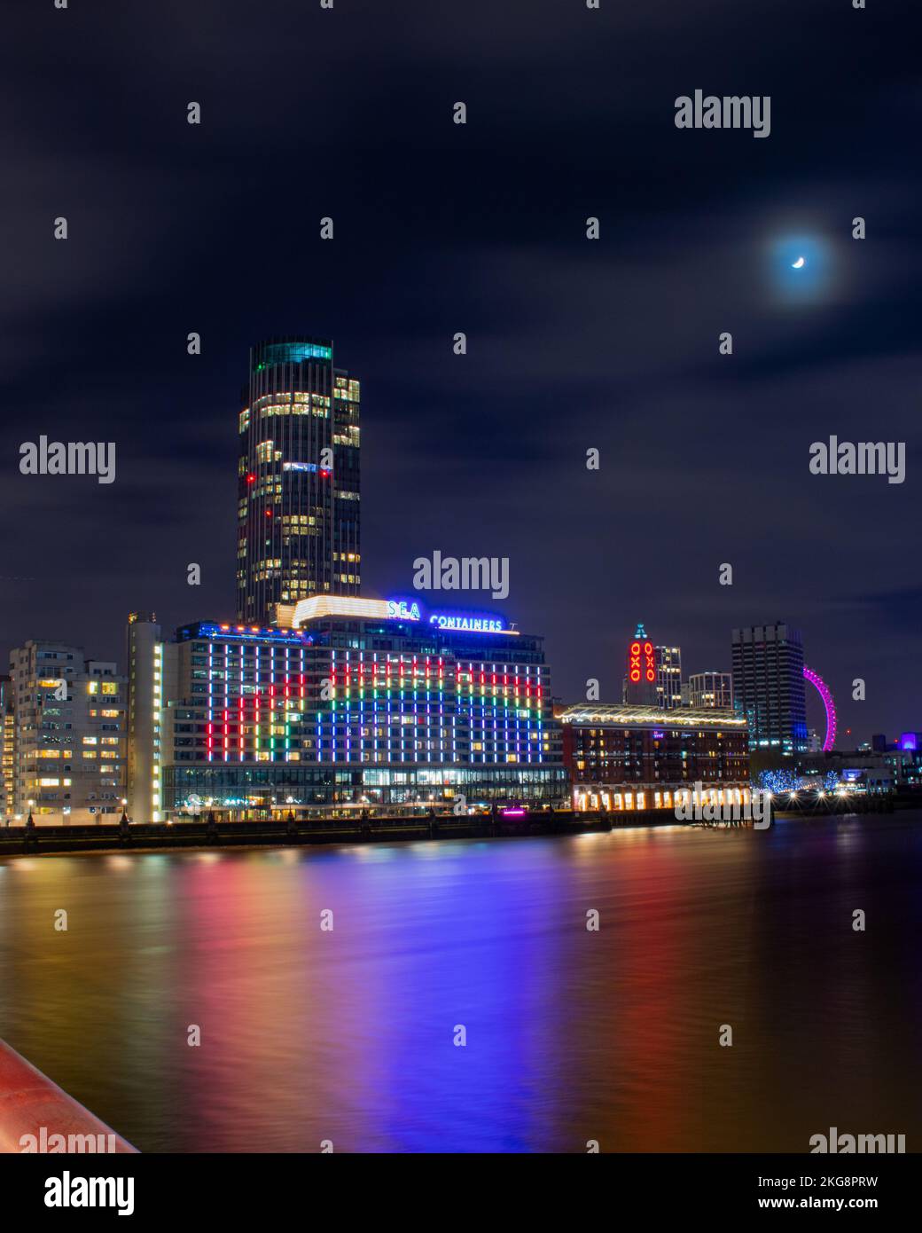 Ein Nachtfoto mit der themse in London im Vordergrund, das das Sea Containers Hotel am Südufer von London zeigt. Stockfoto