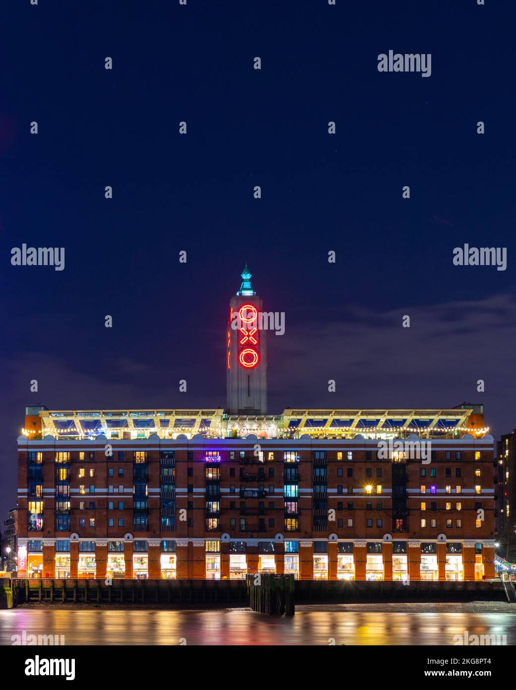 Ein Langzeitfoto des berühmten Oxo Tower Wharf Building an Londons Southbank bei Nacht. Stockfoto