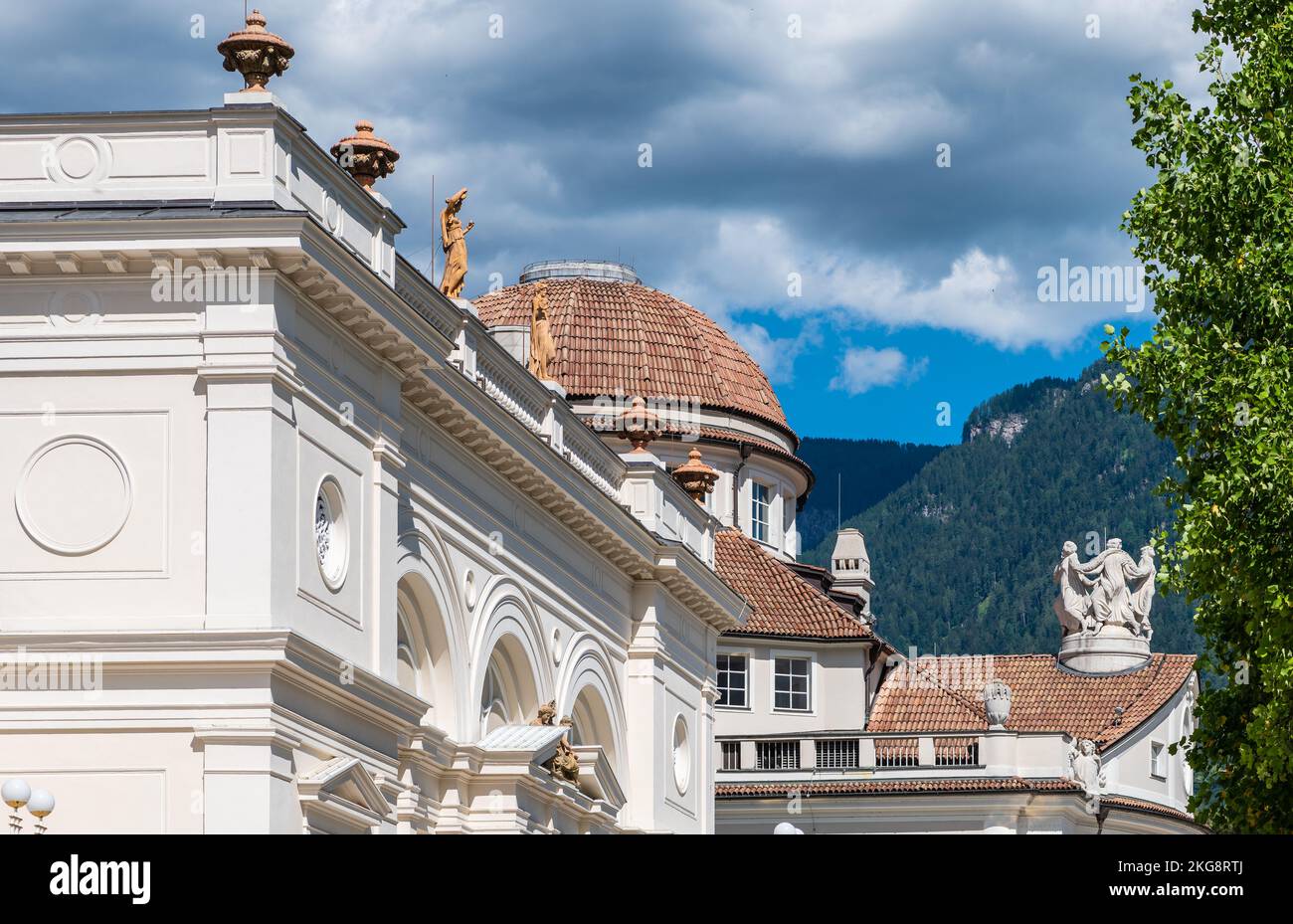 Merano (Meran) in Südtirol: Kurhaus, das Gebäude im Jugendstil ist heute ein Kongresszentrum in Merano, entworfen vom Architekten Friedrich - Italien Stockfoto