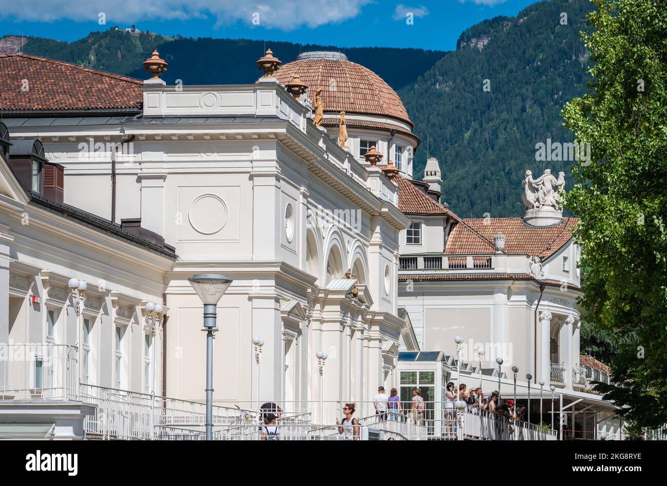Merano (Meran) in Südtirol: Kurhaus, das Gebäude im Jugendstil ist heute ein Kongresszentrum in Merano, entworfen vom Architekten Friedrich - Italien Stockfoto