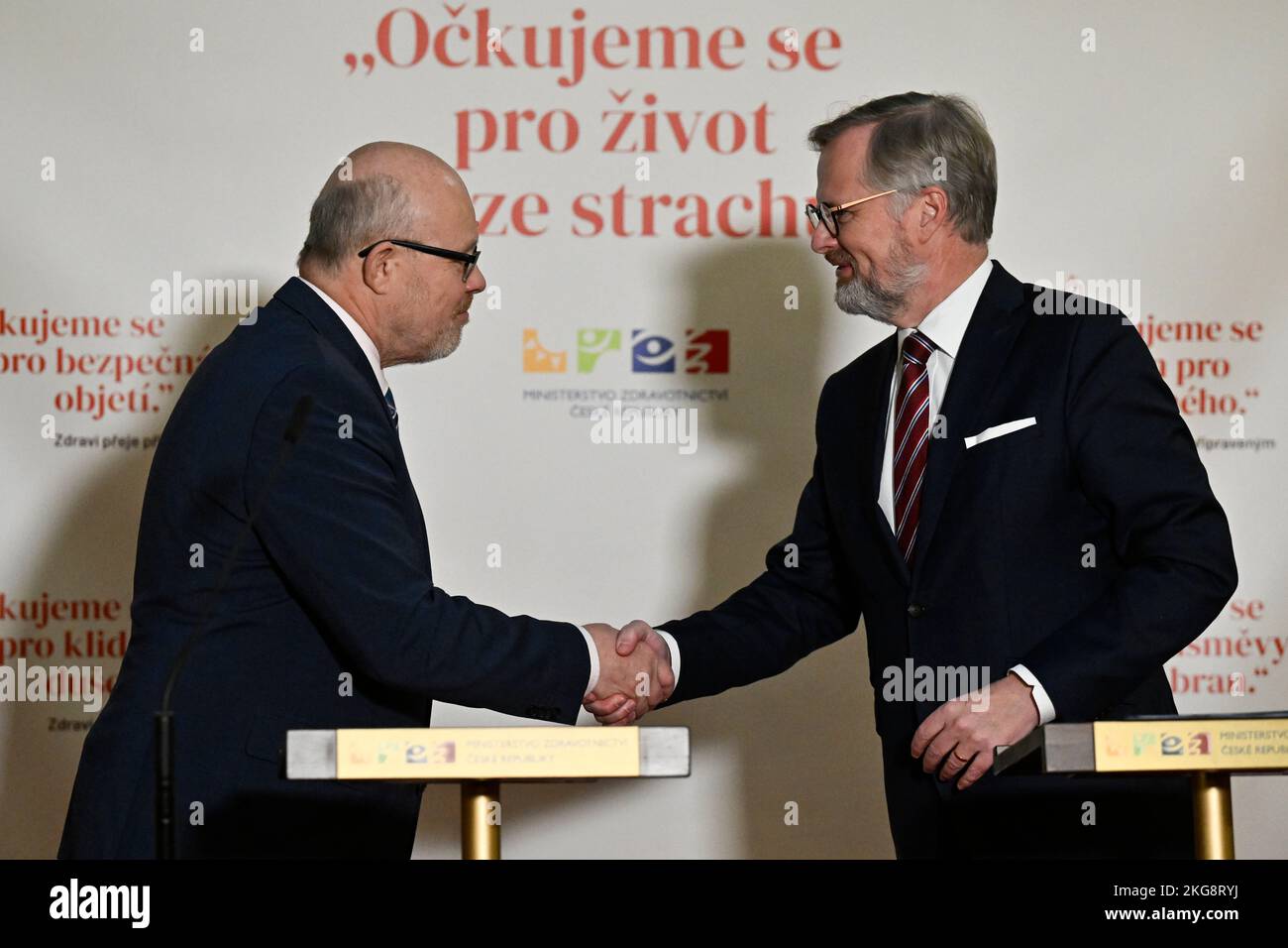 Prag, Tschechische Republik. 22.. November 2022. Der tschechische Ministerpräsident Petr Fiala (rechts) trifft den Gesundheitsminister Vlastimil Valek, um die Umsetzung der politischen Erklärung der Regierung im Bereich der Gesundheitsversorgung, der Bekämpfung der COVID-Pandemie und der Hilfe für ukrainische Flüchtlinge in Prag, Tschechische Republik, am 22. November 2022 zu erörtern. Quelle: Ondrej Deml/CTK Photo/Alamy Live News Stockfoto