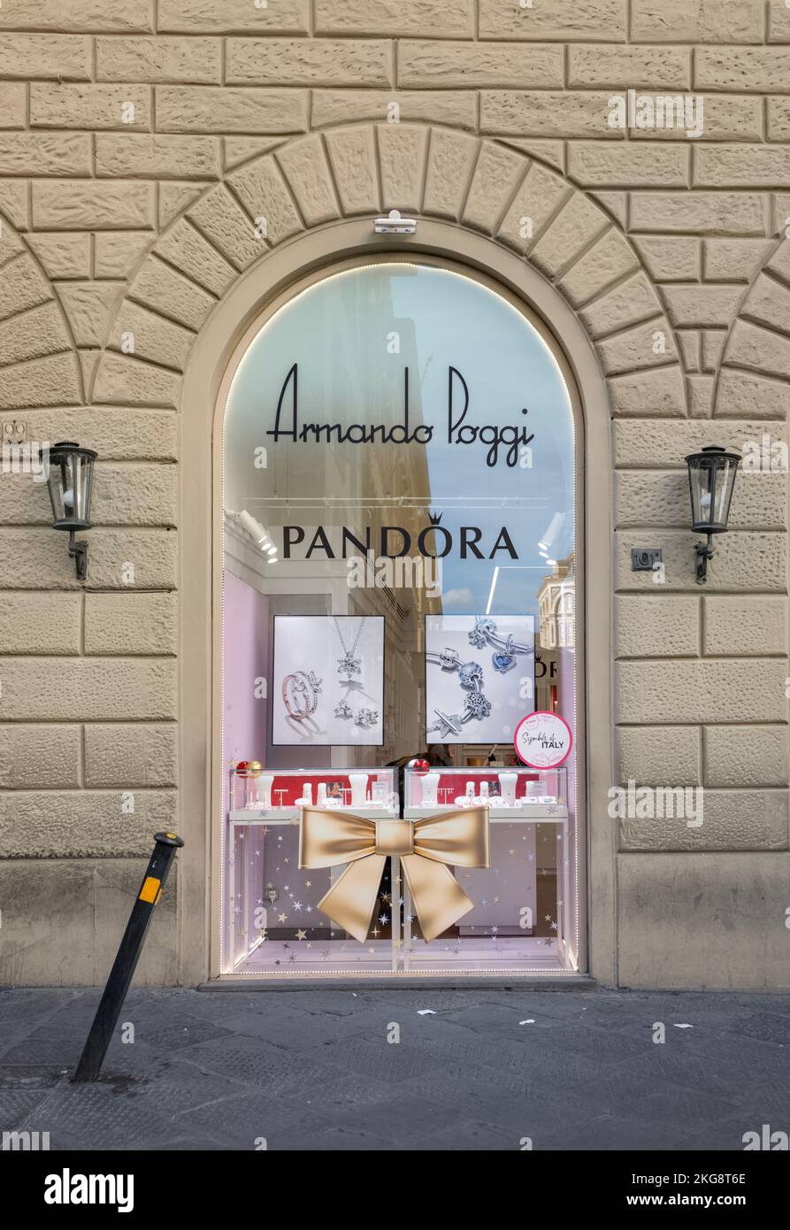 Pandora Juweliergeschäft Florenz, Italien Armando Poggi Shop, der Pandora Schmuck und Heimdesign-Artikel verkauft Stockfoto