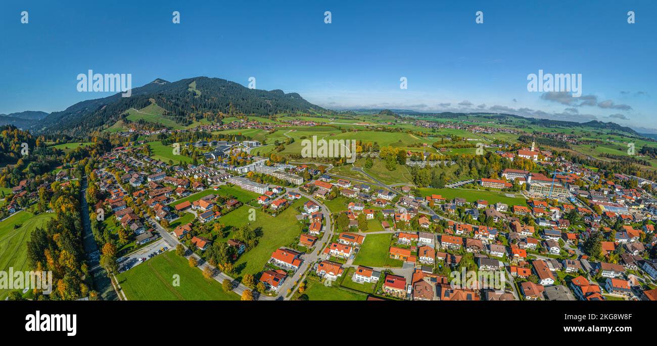 Luftaufnahme nach Pfronten an der bayerischen Alpengrenze bei Füssen Stockfoto