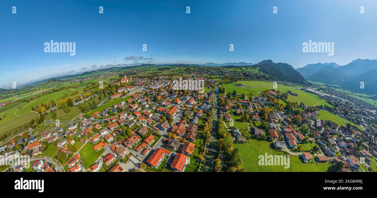 Luftaufnahme nach Pfronten an der bayerischen Alpengrenze bei Füssen Stockfoto