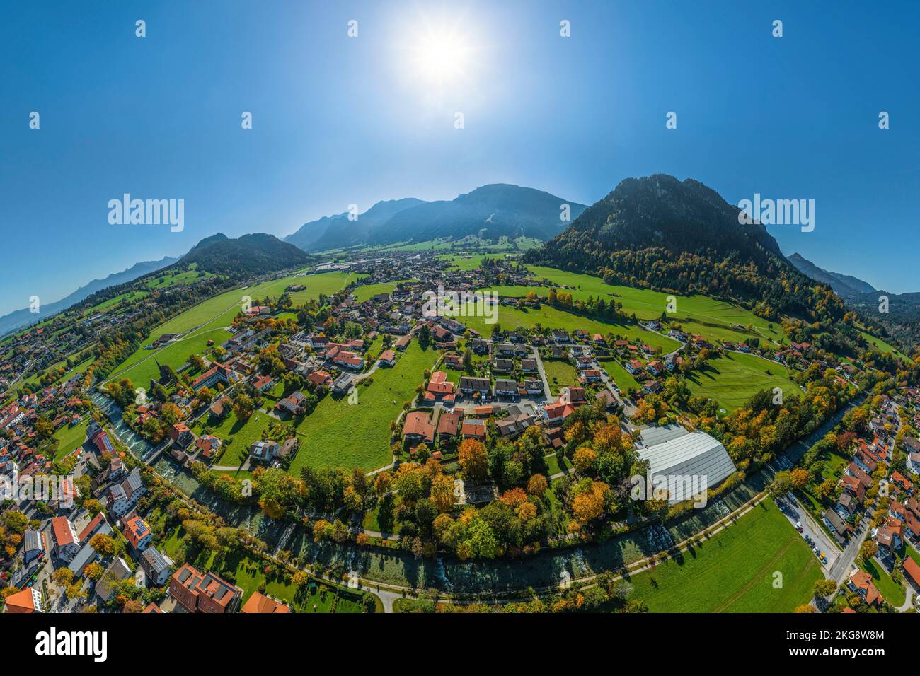 Luftaufnahme nach Pfronten an der bayerischen Alpengrenze bei Füssen Stockfoto