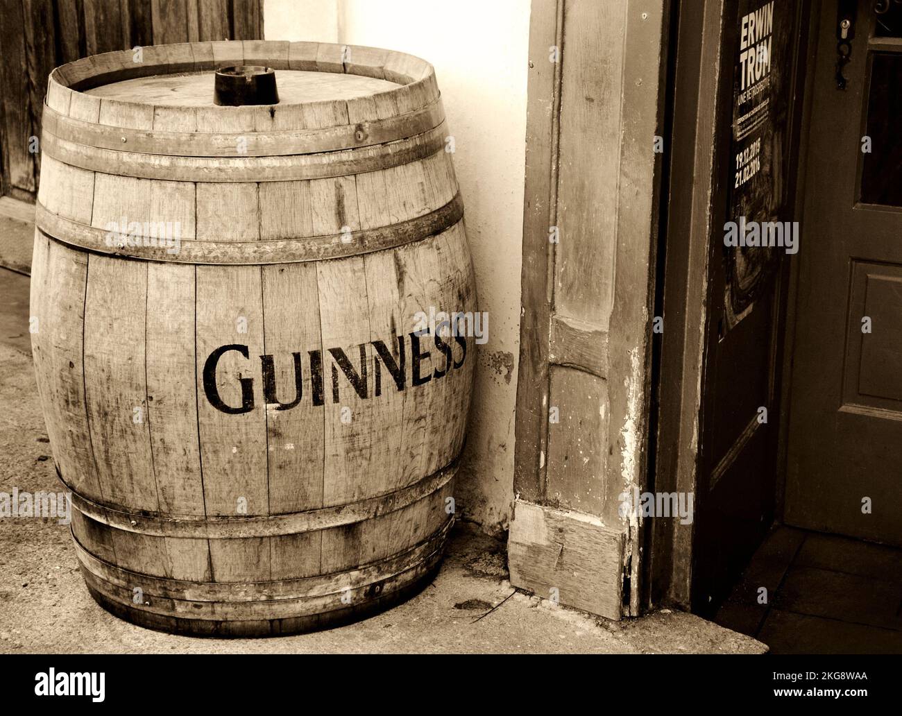 METZ, FRANKREICH - 19. DEZEMBER 2015: Guinness-Bier-Holzfässer (als Tisch verwendet) am Eingang zur Bar. Sepia historisches Foto Stockfoto