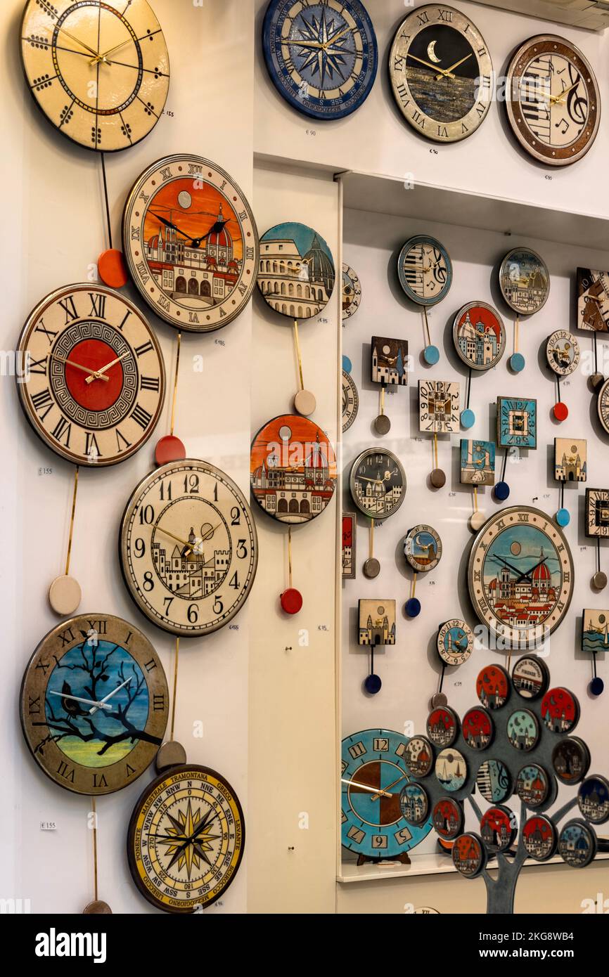 Florenz, Italien - farbenfrohe Uhren mit berühmten Wahrzeichen von Florenz zum Verkauf Stockfoto