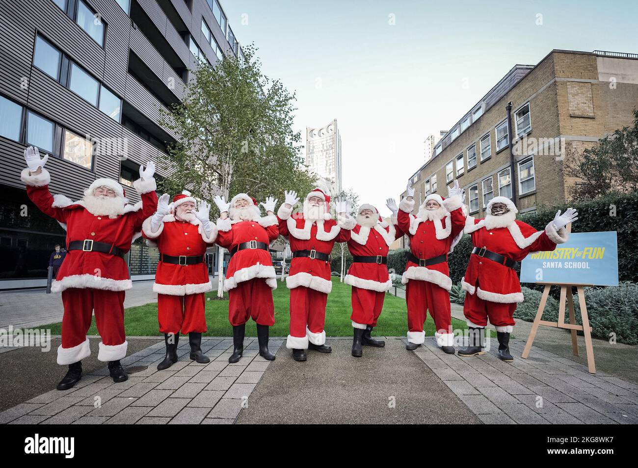 London, Großbritannien. 22.. November 2022. Darsteller bereiten sich auf die Santa School im Osten Londons an der einzigen echten britischen Ausbildungsschule für professionelle Santas und ihre Elfhelfer vor - derzeit in 26. Jahren. Die Schule sieht Santa Studenten erhalten alles, was sie über den Job wissen müssen, einschließlich Geschichte, Charakter, Kostüm, die Stimme, Make-up und – vor allem – Rollenspiel. Am Ende der anstrengenden Ausbildung gibt es einen Santa Graduation Day, an dem die Studenten ein Zertifikat erhalten, wenn sie bestanden haben. Kredit: Guy Corbishley/Alamy Live Nachrichten Stockfoto