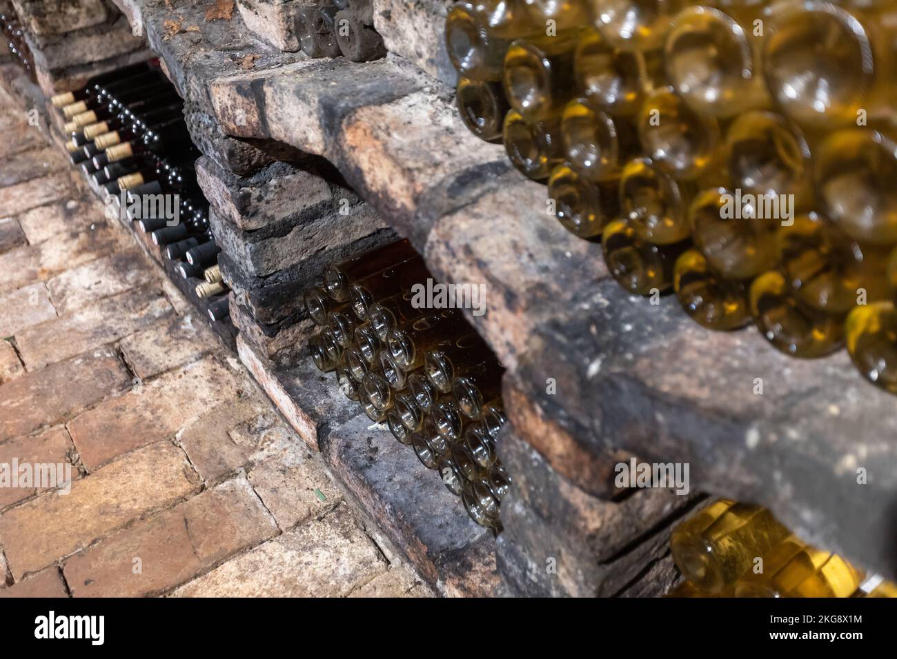 Nahaufnahme einer Archivflasche Wein in einem Weinkeller Stockfoto