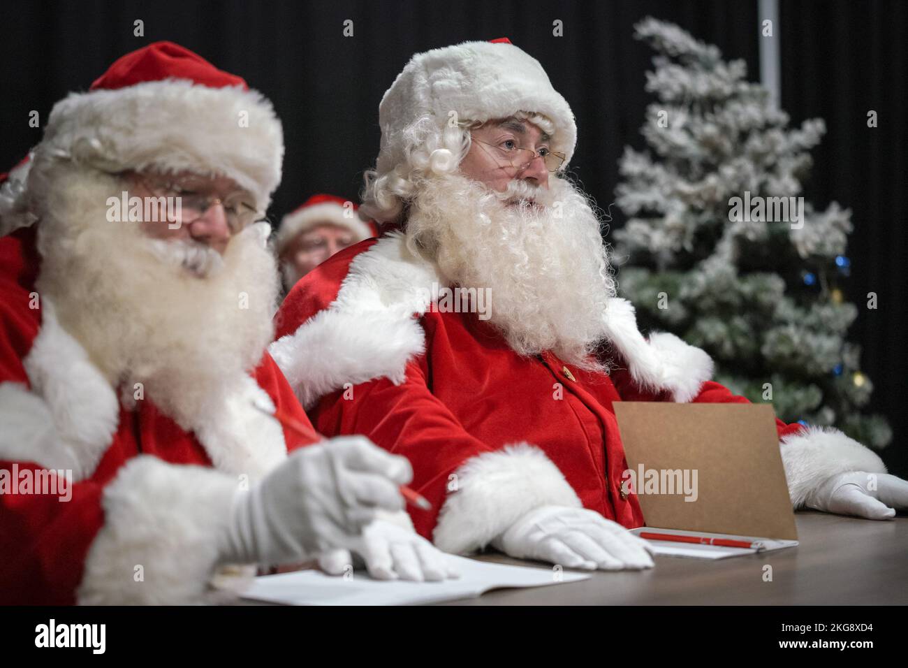 London, Großbritannien. 22.. November 2022. Darsteller bereiten sich auf die Santa School im Osten Londons an der einzigen echten britischen Ausbildungsschule für professionelle Santas und ihre Elfhelfer vor - derzeit in 26. Jahren. Die Schule sieht Santa Studenten erhalten alles, was sie über den Job wissen müssen, einschließlich Geschichte, Charakter, Kostüm, die Stimme, Make-up und – vor allem – Rollenspiel. Am Ende der anstrengenden Ausbildung gibt es einen Santa Graduation Day, an dem die Studenten ein Zertifikat erhalten, wenn sie bestanden haben. Kredit: Guy Corbishley/Alamy Live Nachrichten Stockfoto