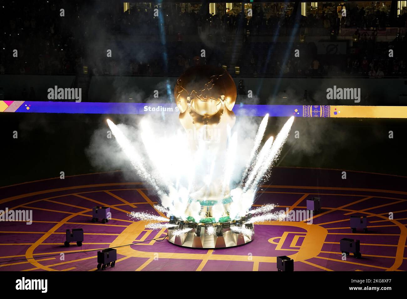 Ein Feuerwerk zündet vor dem Spiel der FIFA-Weltmeisterschaft der Gruppe C im Stadion 974, Rass Abou Aboud, eine riesige FIFA-Trophäe auf dem Spielfeld an. Bilddatum: Dienstag, 22. November 2022. Stockfoto
