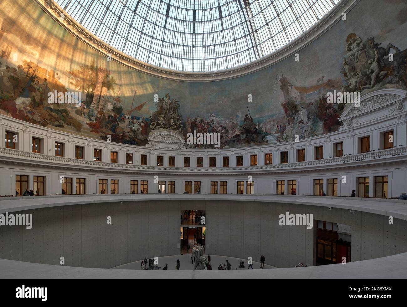 Hauptraum von der oberen Ebene. Bourse de Commerce, Paris, Frankreich. Architekt: Tadao Ando , 2021. Stockfoto