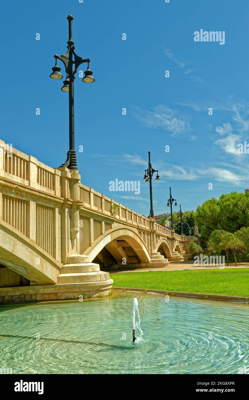 Ehemalige Brücke, die den Fluss Turia überspannt, bevor der Fluss aus dem Stadtzentrum von Valencia verlegt wurde, um Überschwemmungen zu vermeiden, Provinz Valencia, Spanien. Stockfoto