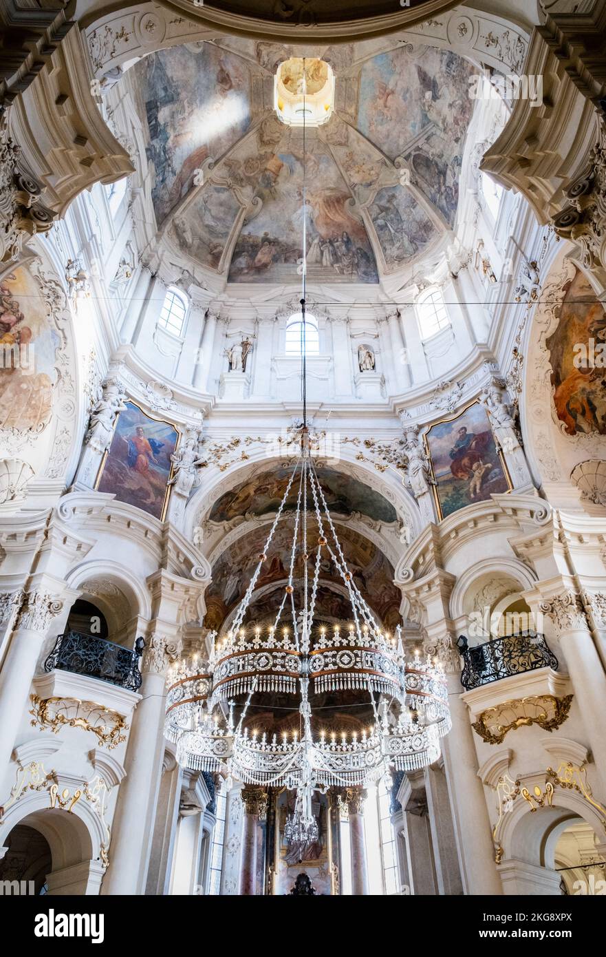 Das atemberaubende Innere der Nikolaikirche in der Prager Altstadt in der Tschechischen Republik. Stockfoto