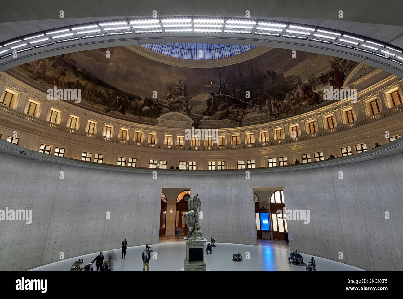 Hauptbereich von der mittleren Ebene. Bourse de Commerce, Paris, Frankreich. Architekt: Tadao Ando , 2021. Stockfoto