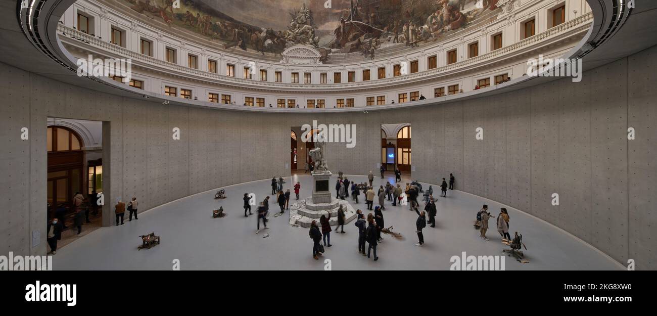 Hauptbereich von der mittleren Ebene. Bourse de Commerce, Paris, Frankreich. Architekt: Tadao Ando , 2021. Stockfoto