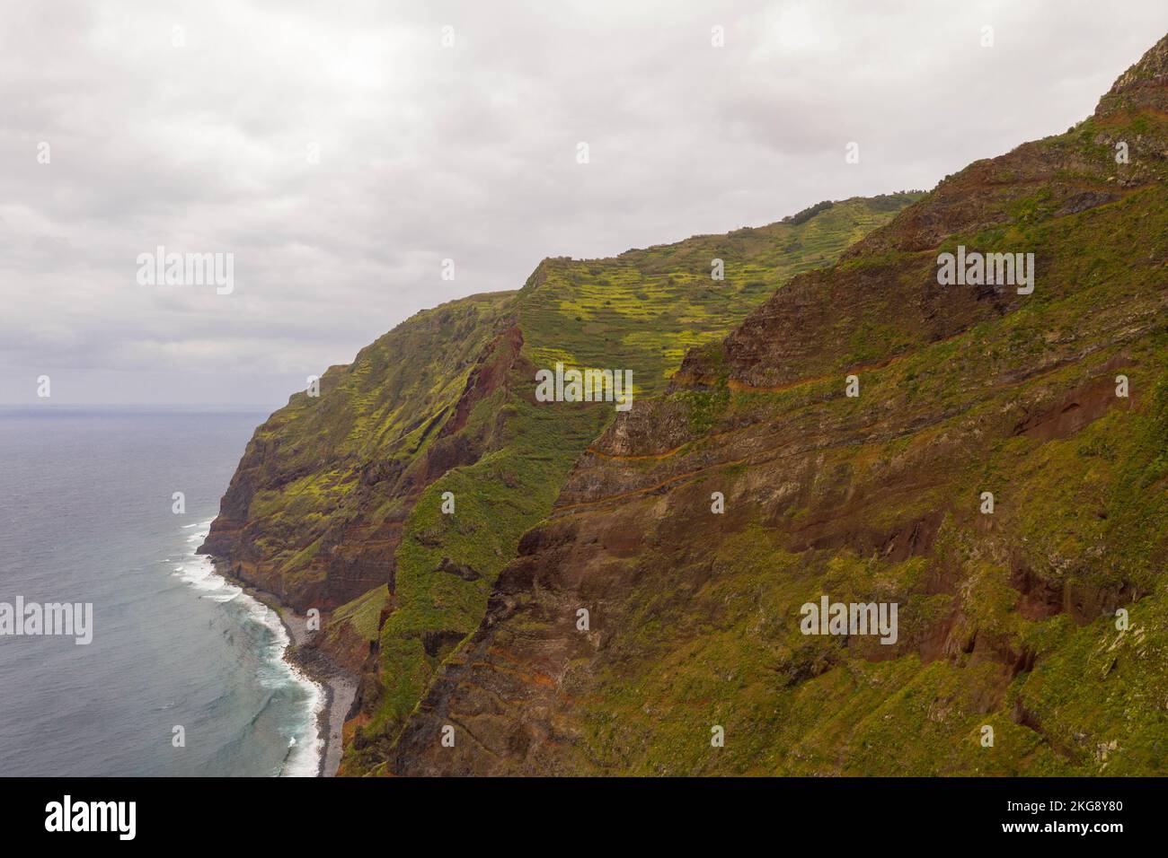 Blick auf das Meer und die Berge in der Nähe während des Sommertags Stockfoto