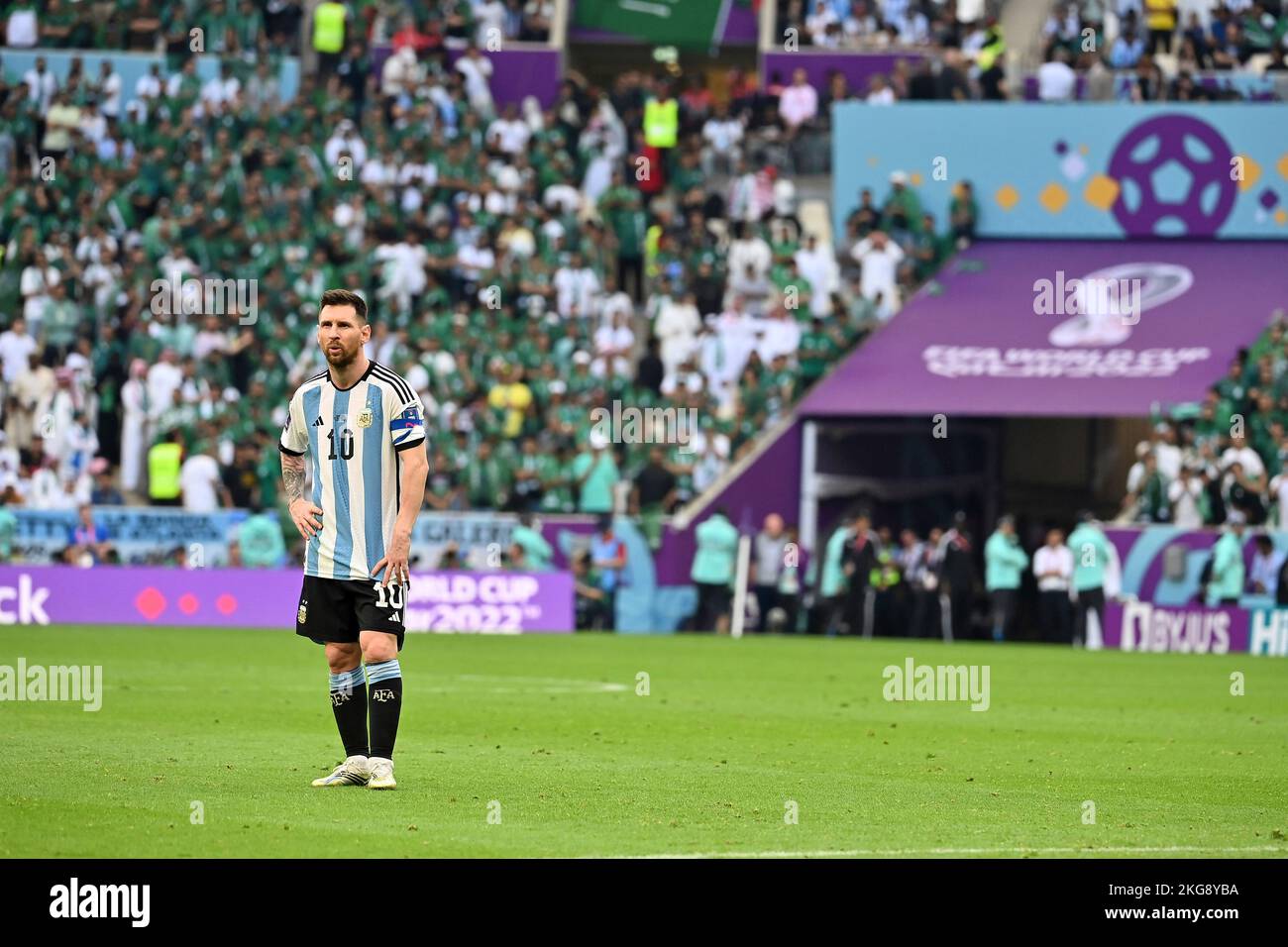 Lionel MESSI (ARG) steht allein auf dem Spielfeld, Action, Single Action, Single Image, Cut Out, Ganzkörperaufnahme, Ganzkörperspiel 8, Gruppe C Argentinien (ARG) - Saudi-Arabien (KSA) 1-2 am 22.. November 2022, Lussail Stadium. Fußball-Weltmeisterschaft 20122 in Katar ab 20,11. - 18.12.2022 ? Stockfoto