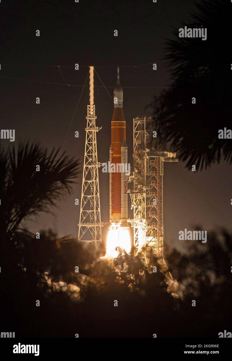 KENNEDY SPACE CE|NTRE, FLORIDA, USA - 16. November 2022 - Rakete des Space Launch System der NASA, die die Orion-Raumfahrzeuge transportiert, startet auf dem Artemis I fli Stockfoto