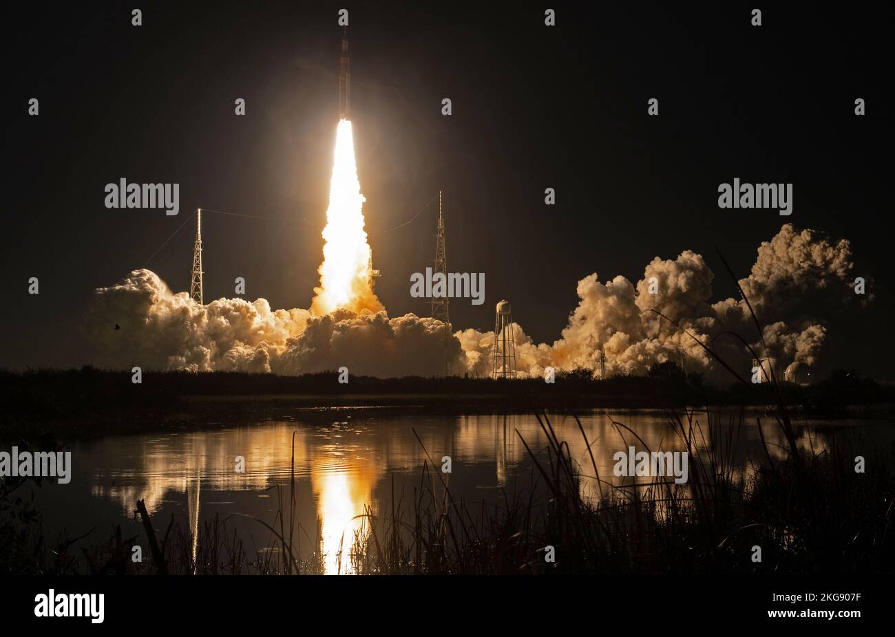 KENNEDY SPACE CE|NTRE, FLORIDA, USA - 16. November 2022 - Rakete des Space Launch System der NASA, die die Orion-Raumfahrzeuge transportiert, startet auf dem Artemis I fli Stockfoto