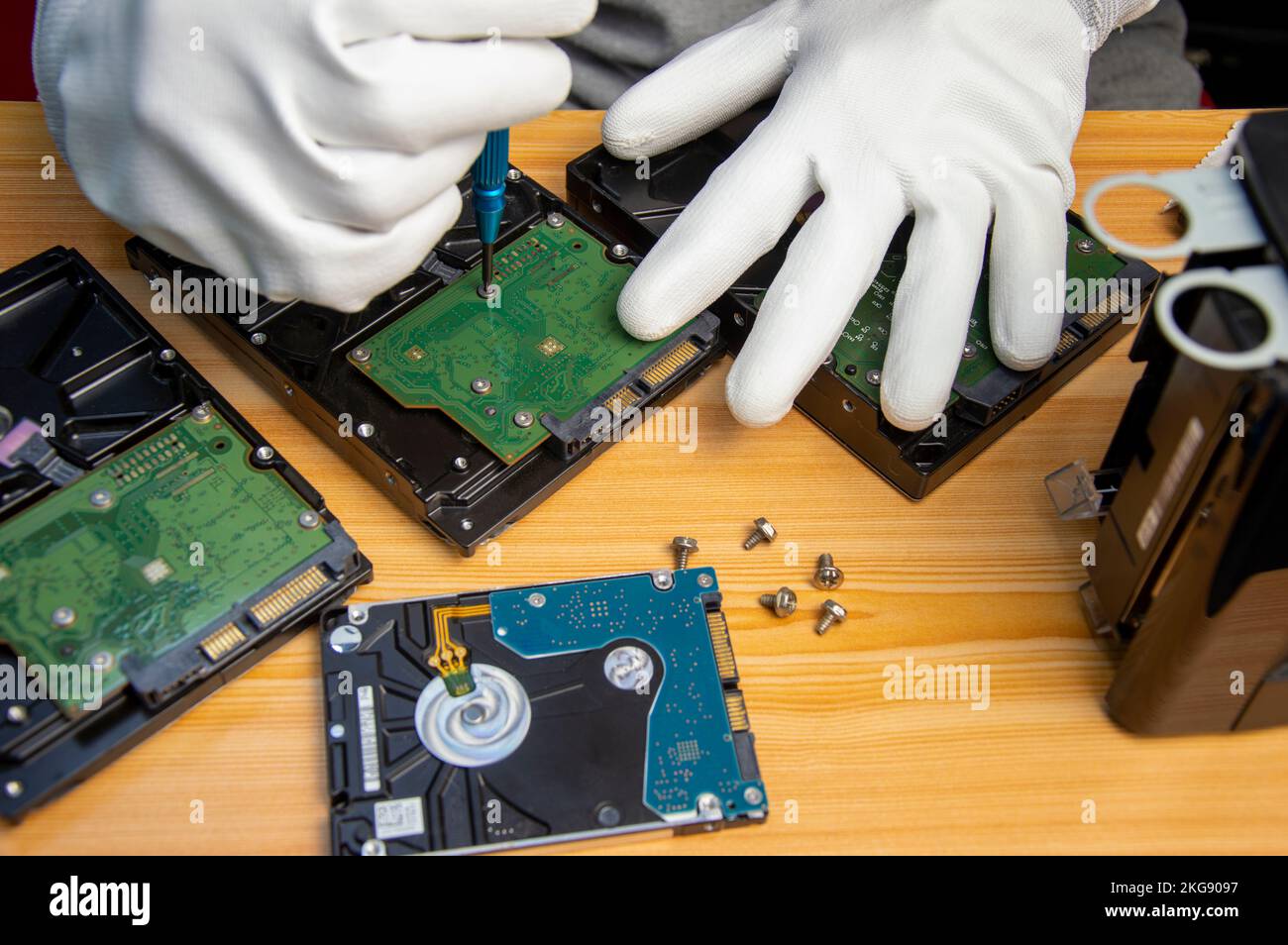 Der Techniker repariert die Festplatte, die zum Speichern von Daten verwendet wird Stockfoto